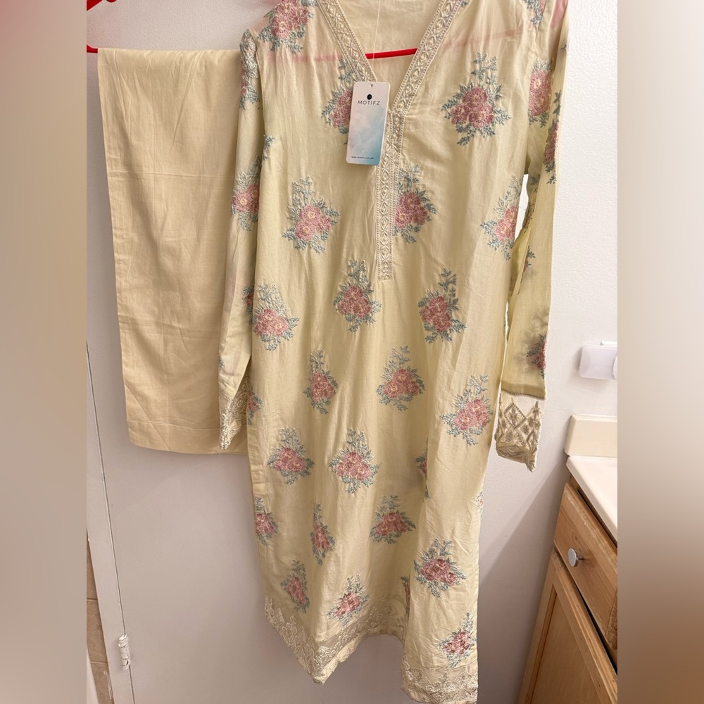 Motifz Floral Embroidered Kurta with trousers. Pakistani/Indian suit. Size Small